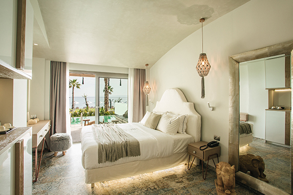 amazing-venue-honeymoon-greece-blue-carpet-luxury-suites_06