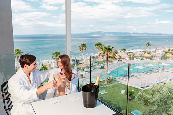 amazing-venue-honeymoon-greece-blue-carpet-luxury-suites_08