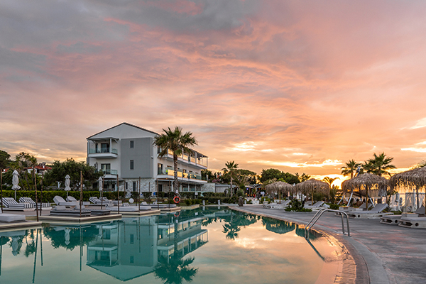 amazing-venue-honeymoon-greece-blue-carpet-luxury-suites_11