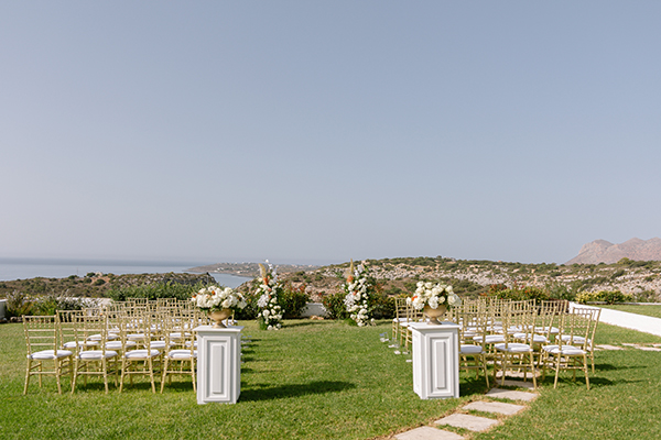 Beautiful decorative ideas with white florals for an outdoor wedding Beautiful decorative ideas with white florals for an outdoor wedding