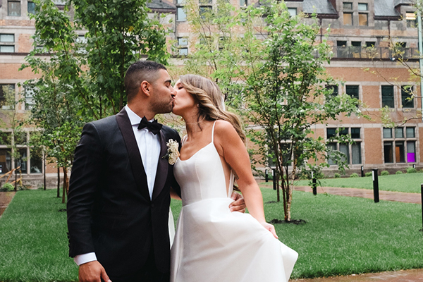 Beautiful timeless wedding in Montreal with a black and white theme | Stephanie & Nicolas Beautiful timeless wedding in Montreal with a black and white theme | Stephanie & Nicolas