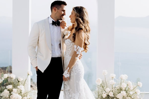 Chic white wedding in Santorini with ivory roses and elegant details | Danielle & Brent Chic white wedding in Santorini with ivory roses and elegant details | Danielle & Brent