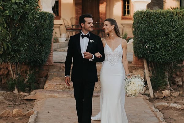 Elegant outdoor wedding with candles and white floral details | Lara & David