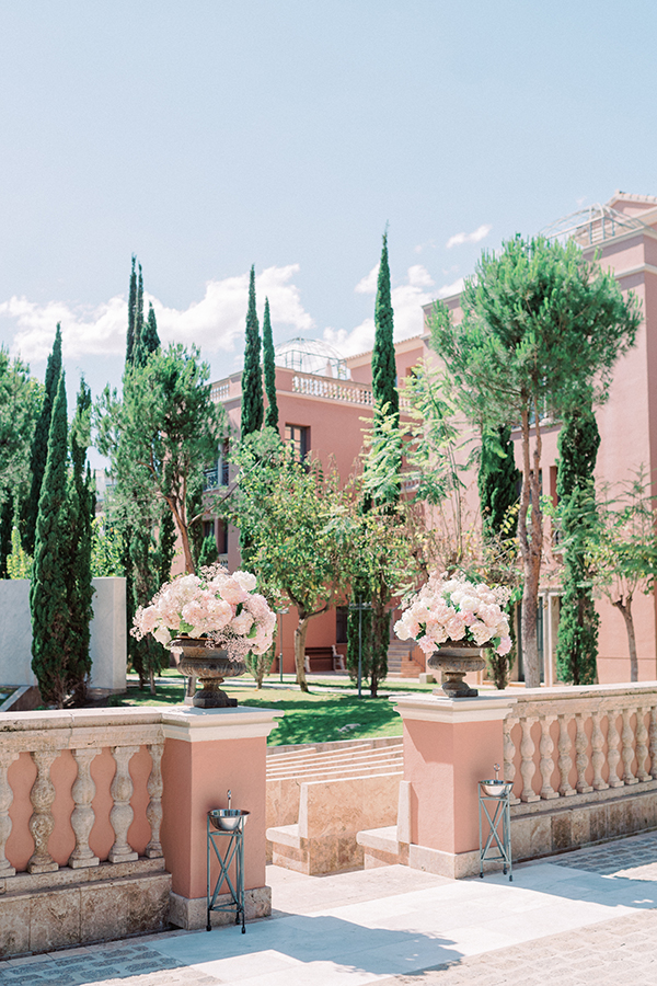 flower-filled-wedding-spain-blush-pink-details_11