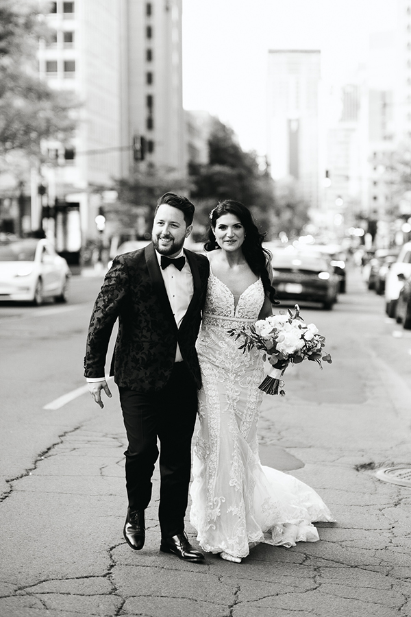 gold-white-summer-wedding-canada-romantic-touches_03x