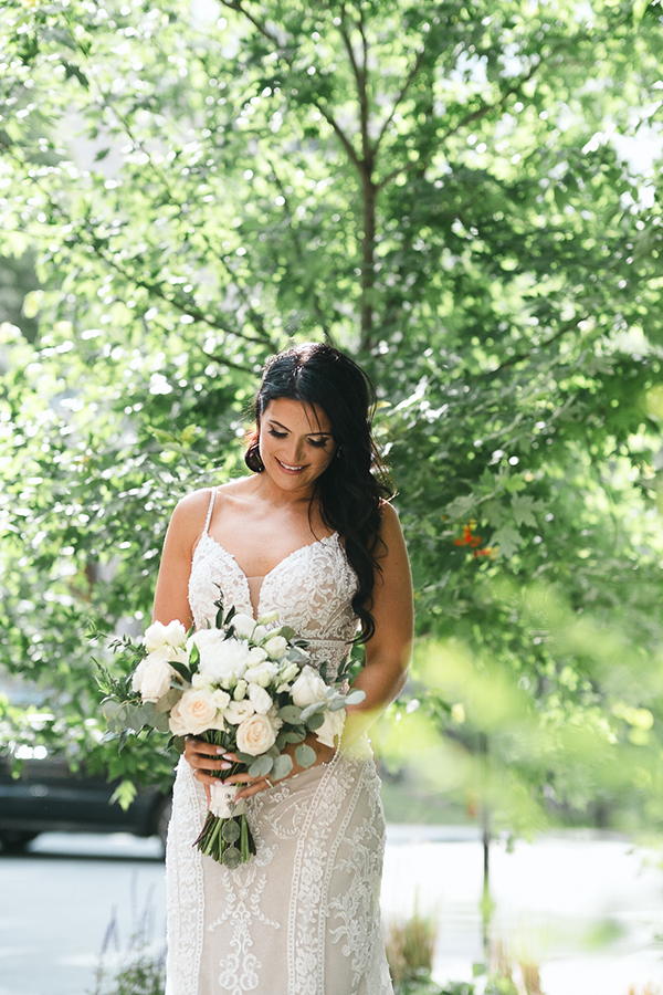 gold-white-summer-wedding-canada-romantic-touches_08