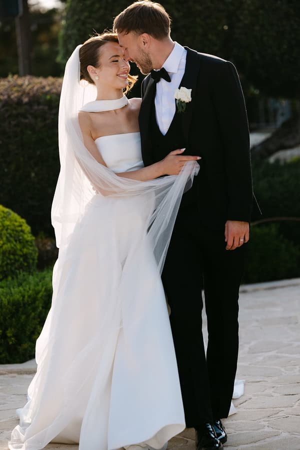 Liopetro Destination Wedding White Flowers