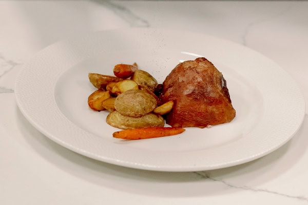 A wedding menu filled with aromas and authentic flavors by Mamalis Catering A wedding menu filled with aromas and authentic flavors by Mamalis Catering