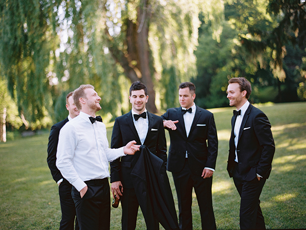 outdoor-wedding-groomsmen