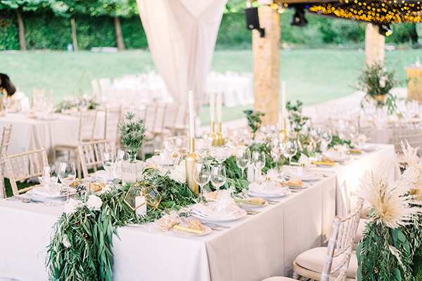 Romantic chic wedding decoration ideas with white blooms and lush greeneries Romantic chic wedding decoration ideas with white blooms and lush greeneries