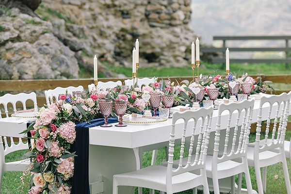 Romantic wedding decoration in pastel hues Romantic wedding decoration in pastel hues