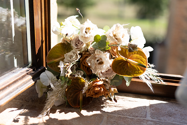 romantic-wedding-spectacular-san-galgano-abbey-tuscany_05