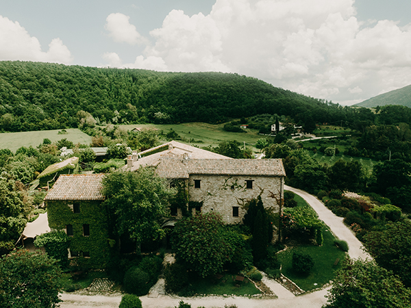 romantic-wedding-umbria-overflowing-lovely-details_06
