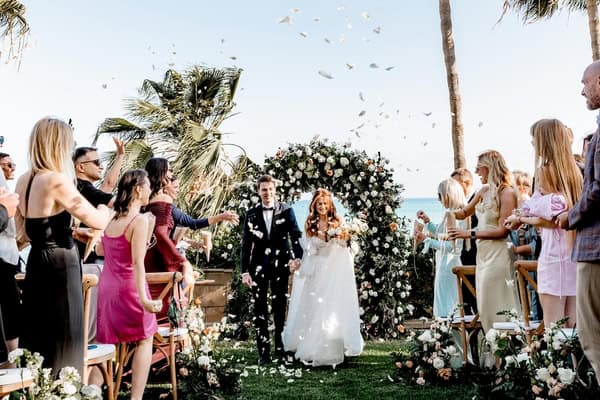 Spring wedding at Columbia Beach Resort with romantic white and terracotta florals | Marina & Artur