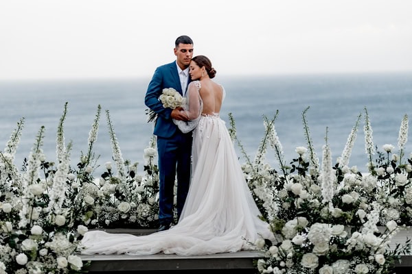 A truly impressive styled shoot in Mykonos with all-white flowers A truly impressive styled shoot in Mykonos with all-white flowers